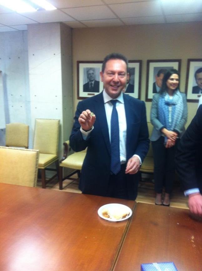 Ο Στουρνάρας τα παίρνει όλα -Ο υπουργός Οικονομικών κέρδισε και το φλουρί της Βασιλόπιτας [εικόνα] | iefimerida.gr 0