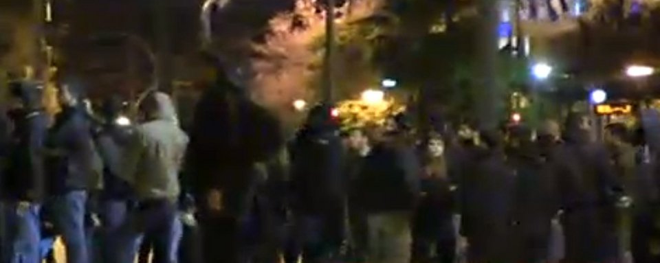 Ενταση στο Σύνταγμα: Αντιεξουσιαστές έκαναν έφοδο στο μνημείο του Αγνωστου Στρατιώτη [εικόνες] | iefimerida.gr 0