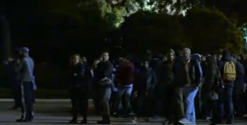 Ενταση στο Σύνταγμα: Αντιεξουσιαστές έκαναν έφοδο στο μνημείο του Αγνωστου Στρατιώτη [εικόνες] | iefimerida.gr 1