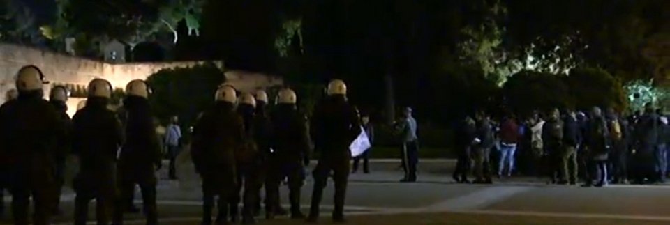 Ενταση στο Σύνταγμα: Αντιεξουσιαστές έκαναν έφοδο στο μνημείο του Αγνωστου Στρατιώτη [εικόνες] | iefimerida.gr 2