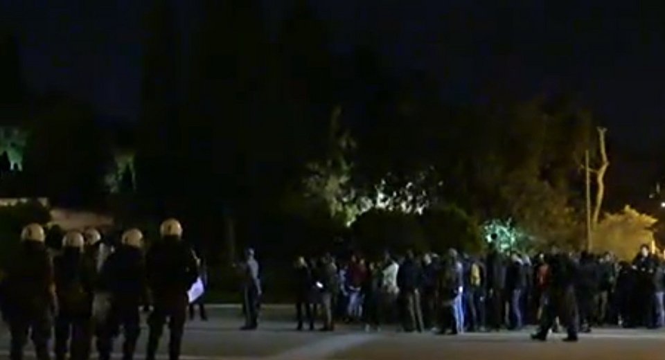 Ενταση στο Σύνταγμα: Αντιεξουσιαστές έκαναν έφοδο στο μνημείο του Αγνωστου Στρατιώτη [εικόνες] | iefimerida.gr 3