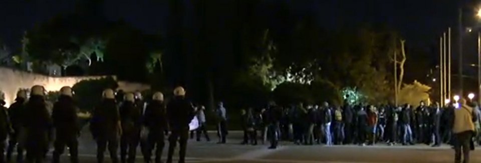 Ενταση στο Σύνταγμα: Αντιεξουσιαστές έκαναν έφοδο στο μνημείο του Αγνωστου Στρατιώτη [εικόνες] | iefimerida.gr 4