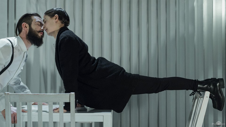 Στρατηγικές Επιβίωσης - Ιλαροτραγωδία σε 4711 πράξεις στο Κέντρο Ελέγχου Τηλεοράσεων [εικόνες] | iefimerida.gr 4