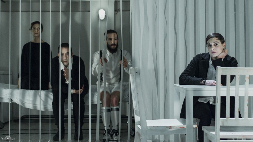 Στρατηγικές Επιβίωσης - Ιλαροτραγωδία σε 4711 πράξεις στο Κέντρο Ελέγχου Τηλεοράσεων [εικόνες] | iefimerida.gr 3