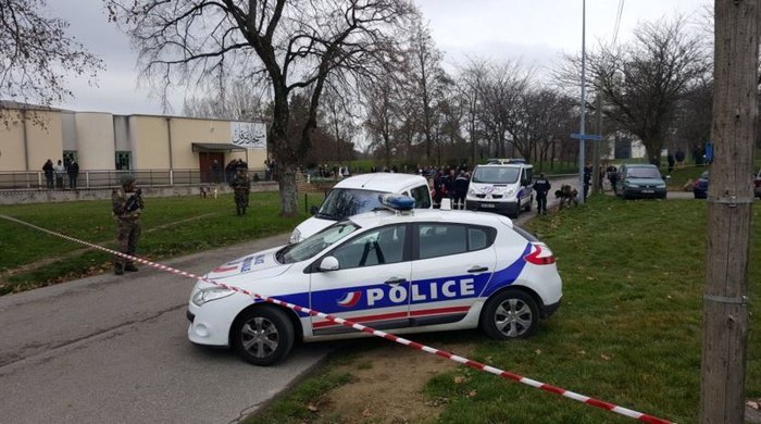 Γάλλοι στρατιώτες άνοιξαν πυρ κατά οδηγού που πήγε να πέσει επάνω τους έξω από τζαμί [εικόνες & βίντεο] | iefimerida.gr 1