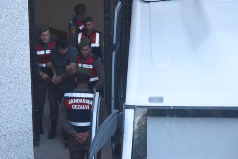 Καρέ-καρέ η μεταγωγή των δύο Ελλήνων στρατιωτικών στο τουρκικό δικαστήριο [εικόνες] | iefimerida.gr 1