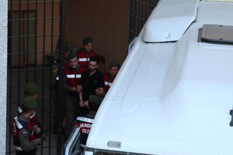 Καρέ-καρέ η μεταγωγή των δύο Ελλήνων στρατιωτικών στο τουρκικό δικαστήριο [εικόνες] | iefimerida.gr 2