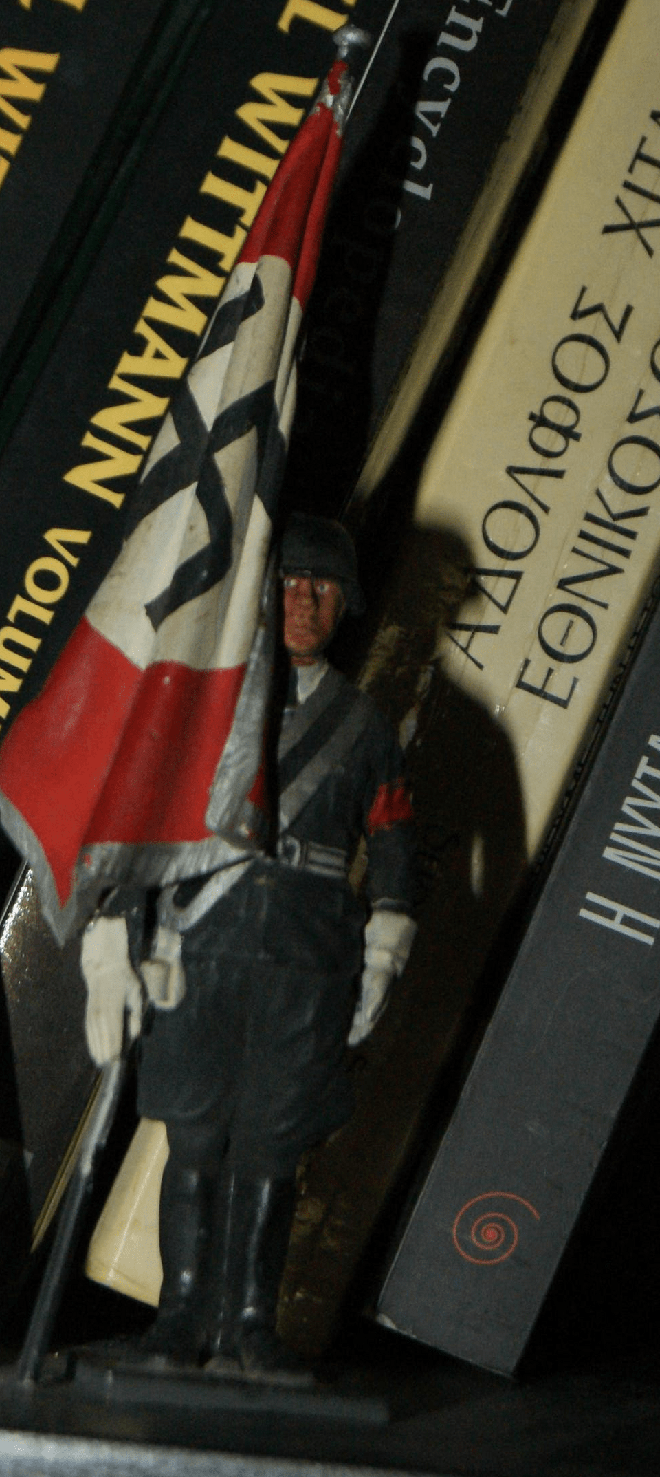 Μυστήριο: Ο Χρήστος Παππάς εκτός από όπλα και ναζιστικά σύμβολα έκρυβε στο σπίτι του και μία λούτρινη τίγρη [εικόνες] | iefimerida.gr 2