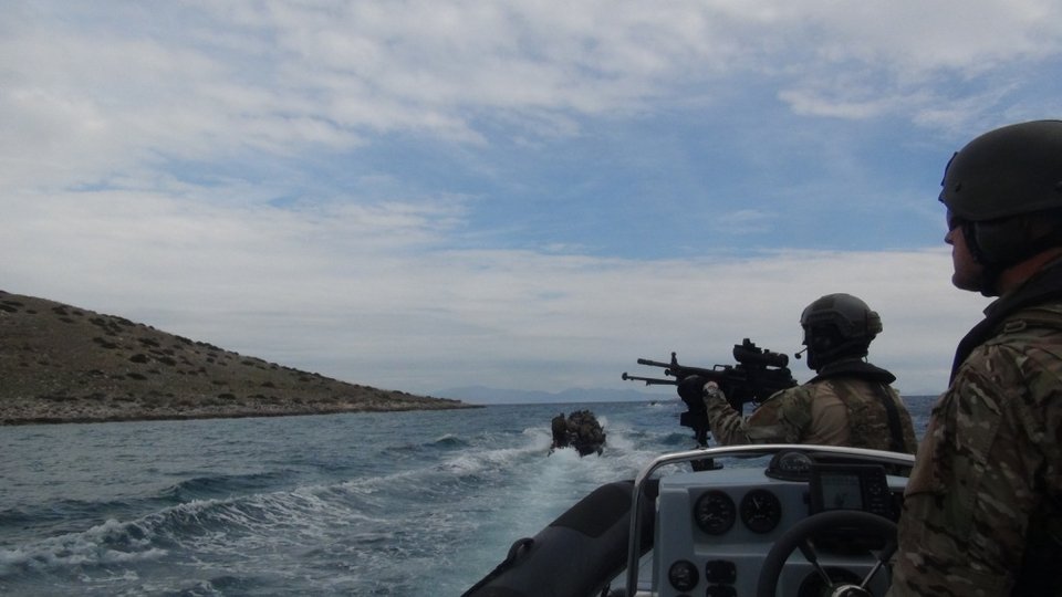 Ελληνες και Τσέχοι βατραχάνθρωποι δείχνουν πώς γίνεται η κατάληψη ενός νησιού [εικόνες] | iefimerida.gr 10