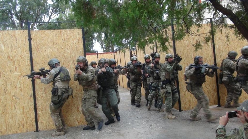 Ελληνες και Τσέχοι βατραχάνθρωποι δείχνουν πώς γίνεται η κατάληψη ενός νησιού [εικόνες] | iefimerida.gr 9