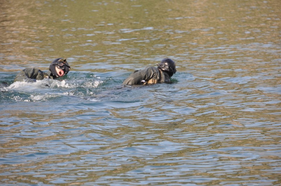 Ελληνες και Τσέχοι βατραχάνθρωποι δείχνουν πώς γίνεται η κατάληψη ενός νησιού [εικόνες] | iefimerida.gr 4