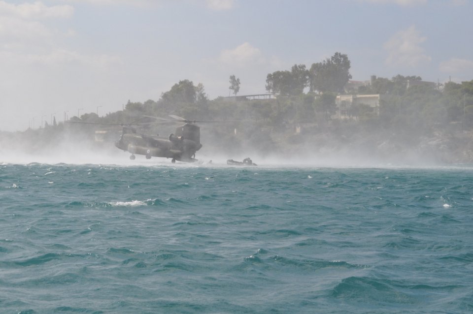 Ελληνες και Τσέχοι βατραχάνθρωποι δείχνουν πώς γίνεται η κατάληψη ενός νησιού [εικόνες] | iefimerida.gr 1