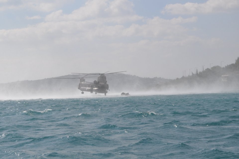 Ελληνες και Τσέχοι βατραχάνθρωποι δείχνουν πώς γίνεται η κατάληψη ενός νησιού [εικόνες] | iefimerida.gr 2