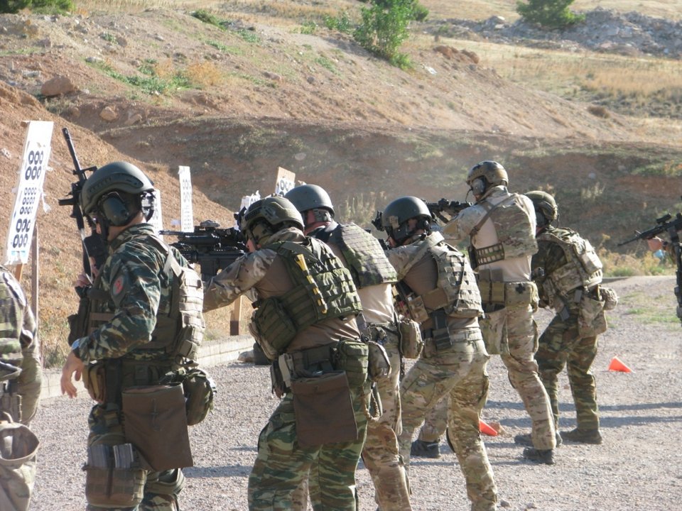 Ελληνες και Τσέχοι βατραχάνθρωποι δείχνουν πώς γίνεται η κατάληψη ενός νησιού [εικόνες] | iefimerida.gr 8