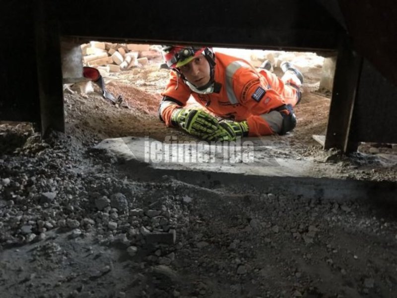 Μπήκαν ακόμη και σε μικρά περάσματα για να εντοπίσουν ανθρώπους