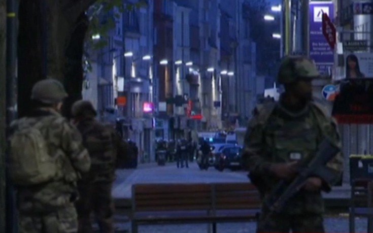 Στο Παρίσι 15.000 στρατιώτες -Οχήματα του στρατού με βαριά οπλισμένους άνδρες στο Σεν Ντενί [εικόνες] | iefimerida.gr 0