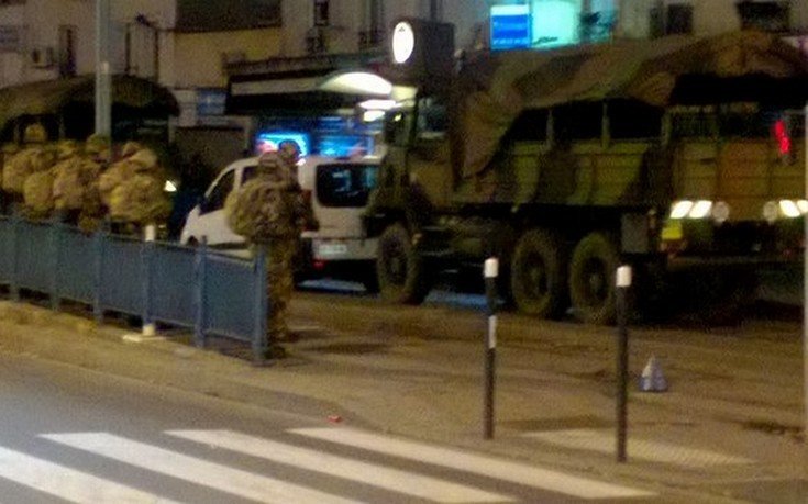 Στο Παρίσι 15.000 στρατιώτες -Οχήματα του στρατού με βαριά οπλισμένους άνδρες στο Σεν Ντενί [εικόνες] | iefimerida.gr 2