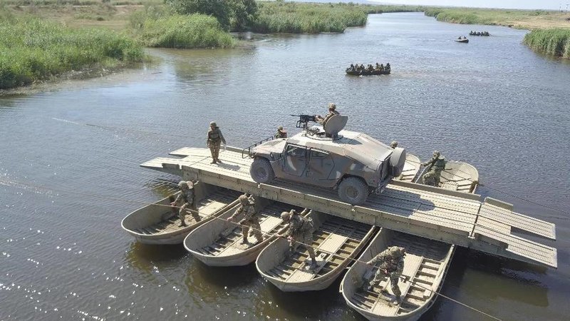 Στον Εβρο ο Ελληνικός Στρατός έκανε επίδειξη δύναμης -Εντυπωσιακή άσκηση με πλωτά μέσα [εικόνες]  | iefimerida.gr 11