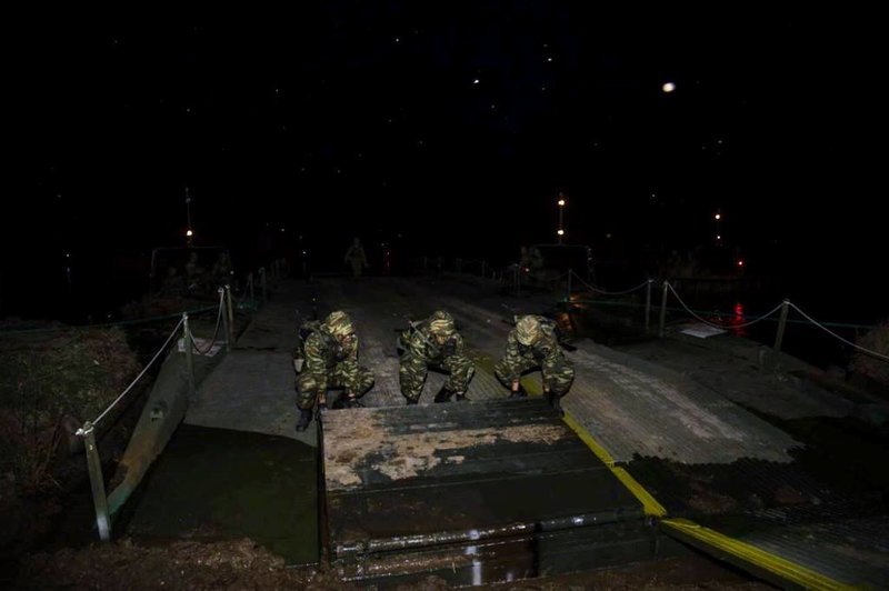 Στον Εβρο ο Ελληνικός Στρατός έκανε επίδειξη δύναμης -Εντυπωσιακή άσκηση με πλωτά μέσα [εικόνες]  | iefimerida.gr 9