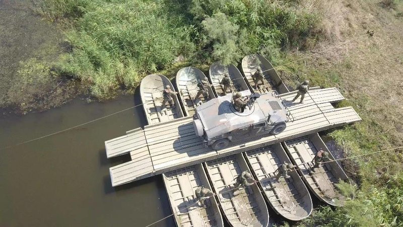 Στον Εβρο ο Ελληνικός Στρατός έκανε επίδειξη δύναμης -Εντυπωσιακή άσκηση με πλωτά μέσα [εικόνες]  | iefimerida.gr 2