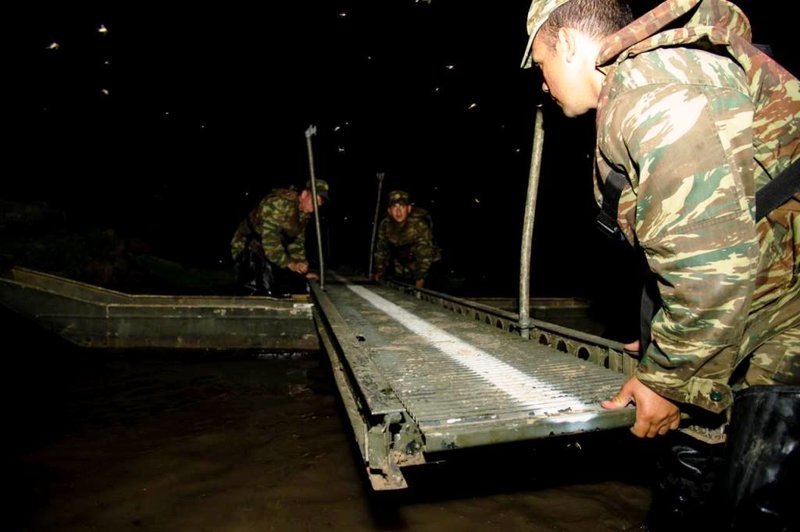 Στον Εβρο ο Ελληνικός Στρατός έκανε επίδειξη δύναμης -Εντυπωσιακή άσκηση με πλωτά μέσα [εικόνες]  | iefimerida.gr 18