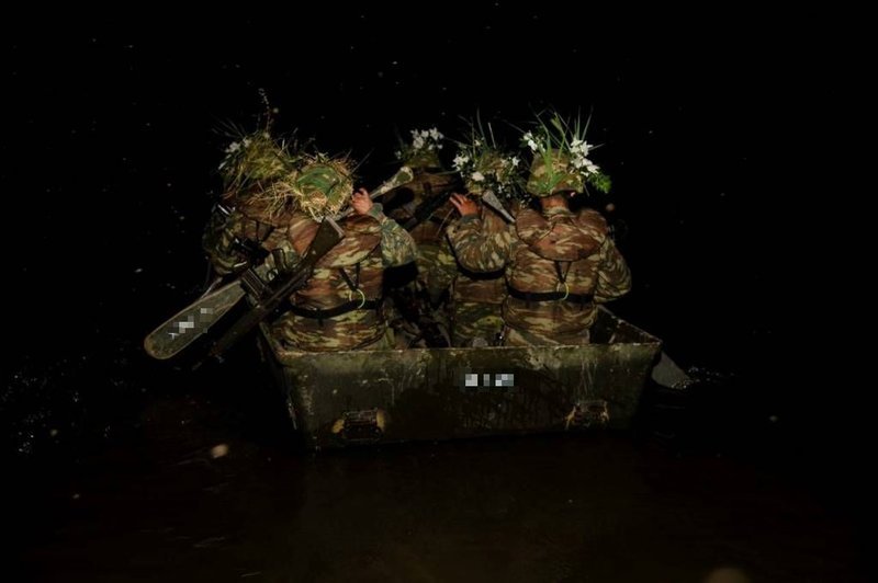 Στον Εβρο ο Ελληνικός Στρατός έκανε επίδειξη δύναμης -Εντυπωσιακή άσκηση με πλωτά μέσα [εικόνες]  | iefimerida.gr 1