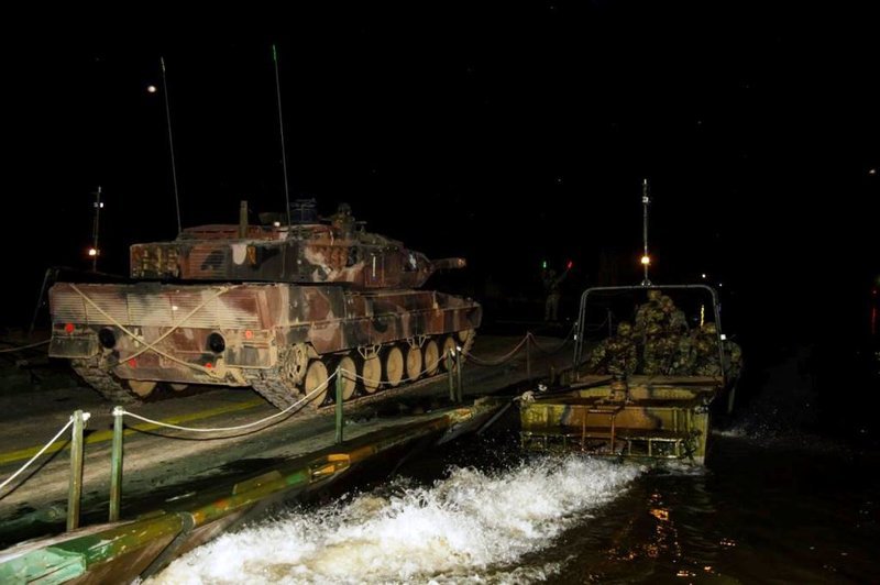 Στον Εβρο ο Ελληνικός Στρατός έκανε επίδειξη δύναμης -Εντυπωσιακή άσκηση με πλωτά μέσα [εικόνες]  | iefimerida.gr 17