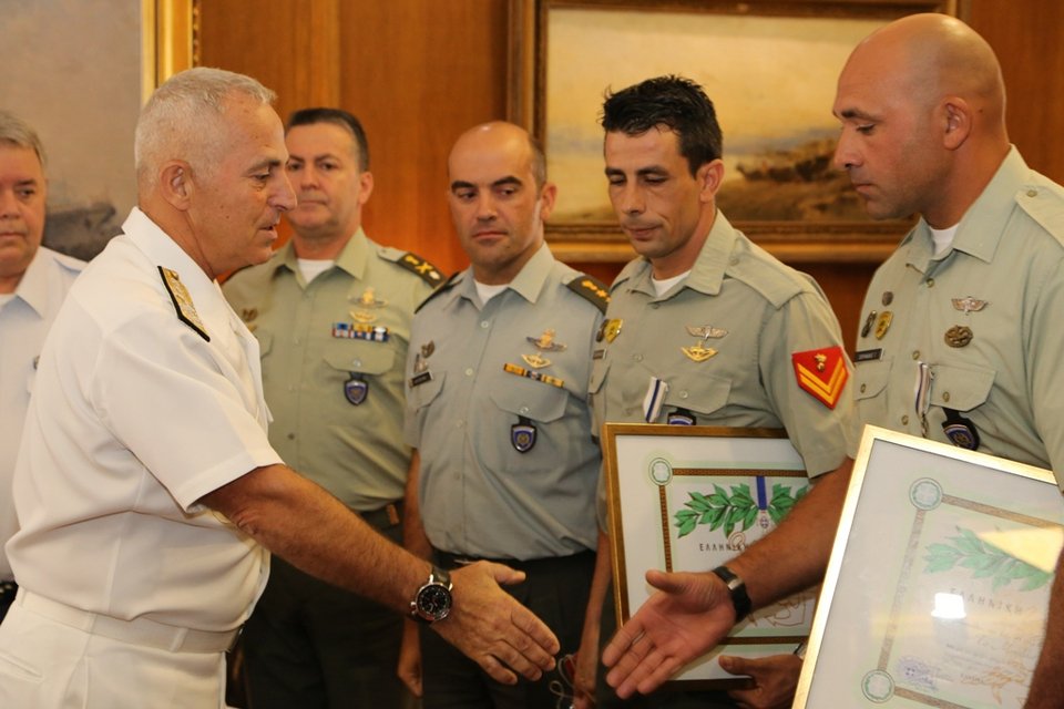 Oι καταδρομείς που απεγκλώβισαν τον πιλότο του Απάτσι -Βραβεύτηκαν στο ΥΠΕΘΑ [εικόνες] | iefimerida.gr 5