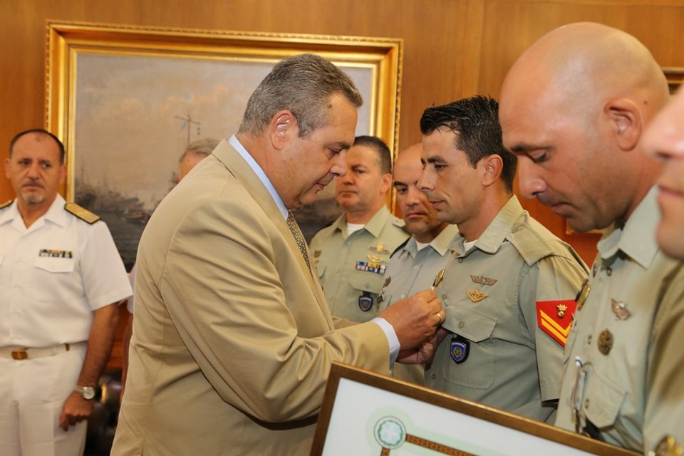 Oι καταδρομείς που απεγκλώβισαν τον πιλότο του Απάτσι -Βραβεύτηκαν στο ΥΠΕΘΑ [εικόνες] | iefimerida.gr 3