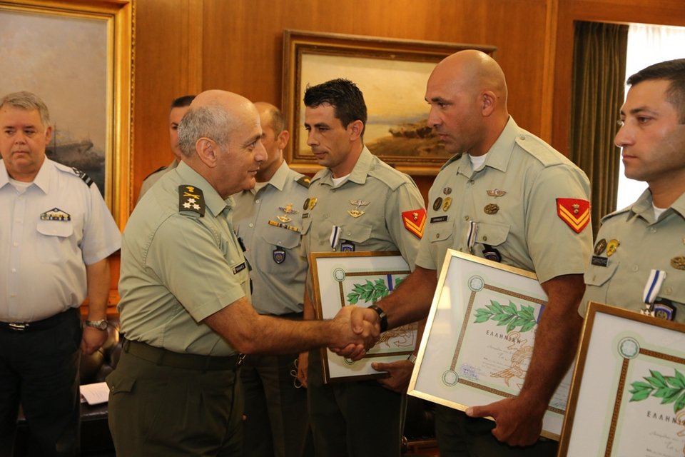 Oι καταδρομείς που απεγκλώβισαν τον πιλότο του Απάτσι -Βραβεύτηκαν στο ΥΠΕΘΑ [εικόνες] | iefimerida.gr 4