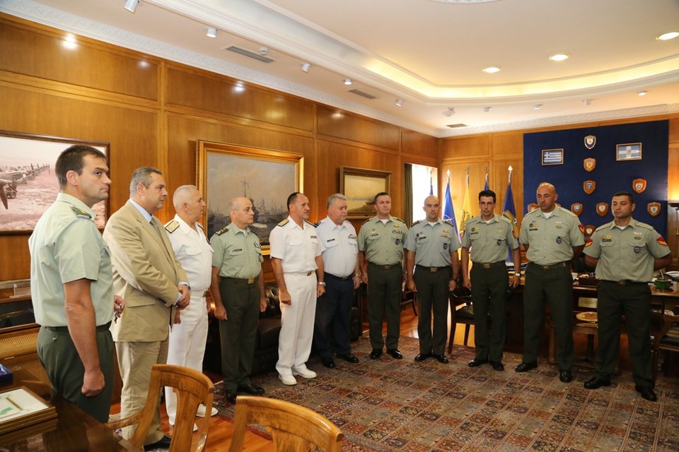 Oι καταδρομείς που απεγκλώβισαν τον πιλότο του Απάτσι -Βραβεύτηκαν στο ΥΠΕΘΑ [εικόνες] | iefimerida.gr 6