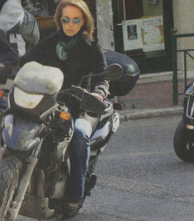 Danae Stratou-Varoufakis: Girl on a motorcycle | iefimerida.gr 2