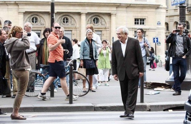 Η πρώτη βόλτα του Στρος Καν ελεύθερου στο Παρίσι [photos] | iefimerida.gr 0