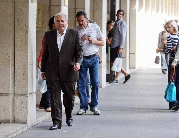 Η πρώτη βόλτα του Στρος Καν ελεύθερου στο Παρίσι [photos] | iefimerida.gr 1