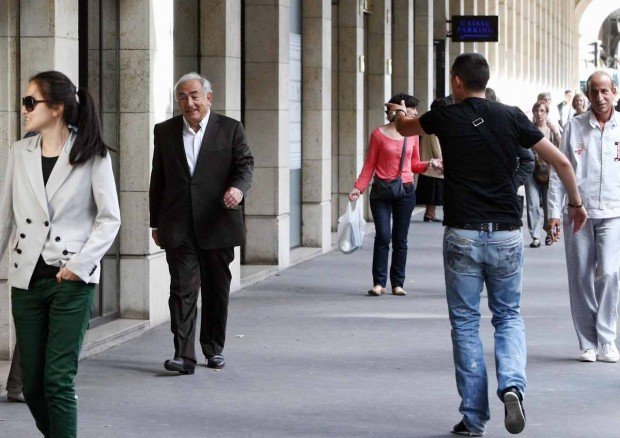 Η πρώτη βόλτα του Στρος Καν ελεύθερου στο Παρίσι [photos] | iefimerida.gr 3