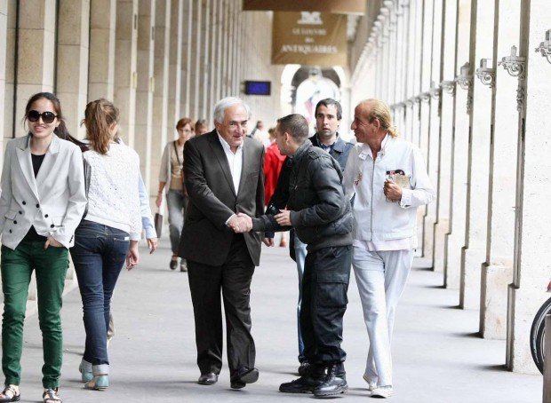 Η πρώτη βόλτα του Στρος Καν ελεύθερου στο Παρίσι [photos] | iefimerida.gr 6