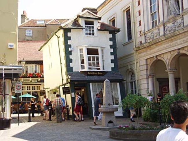 Κτίρια που... γέρνουν και εντυπωσιάζουν [εικόνες & βίντεο] | iefimerida.gr 0