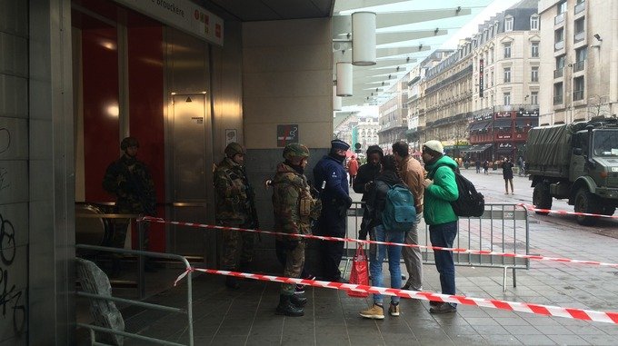 Βρυξέλλες: Ενοπλοι στρατιώτες ελέγχουν τις τσάντες στο μετρό [εικόνες] | iefimerida.gr 0