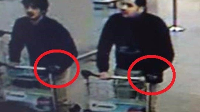 Οι βομβιστές των Βρυξελλών φορούσαν από ένα μαύρο γάντι -Υποψία ότι έκρυψαν εκεί τους πυροκροτητές | iefimerida.gr 1