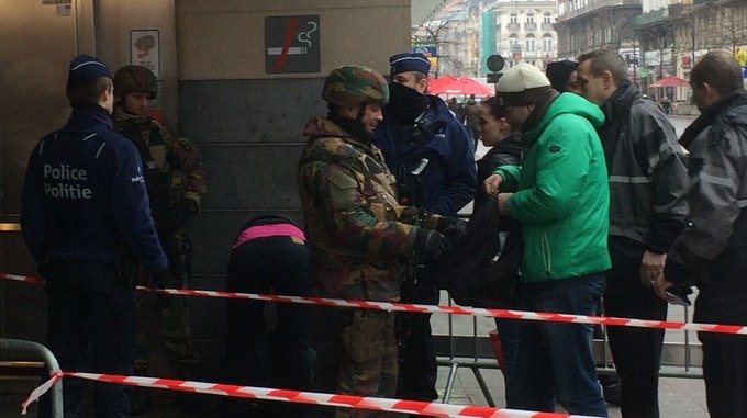 Βρυξέλλες: Ενοπλοι στρατιώτες ελέγχουν τις τσάντες στο μετρό [εικόνες] | iefimerida.gr 1