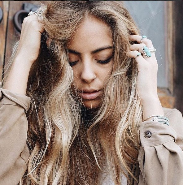 Hair Strobing: Ανταύγειες με σφουγγαράκι, έτσι βάφει τα μαλλιά της και η Τζίτζι Χαντίντ [εικόνες] | iefimerida.gr 1