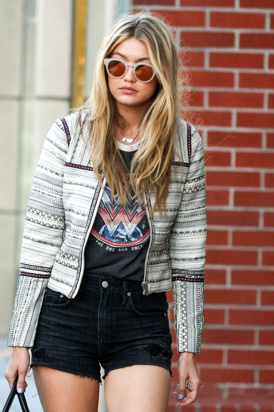 Hair Strobing: Ανταύγειες με σφουγγαράκι, έτσι βάφει τα μαλλιά της και η Τζίτζι Χαντίντ [εικόνες] | iefimerida.gr 5