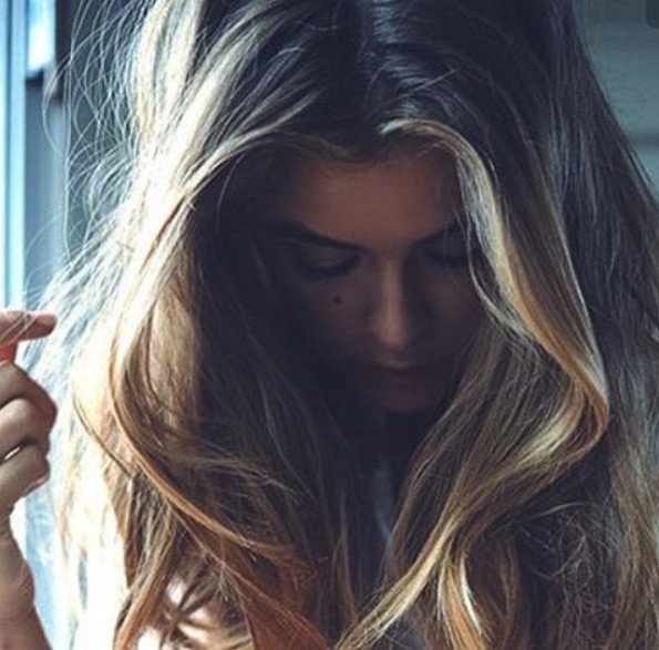 Hair Strobing: Ανταύγειες με σφουγγαράκι, έτσι βάφει τα μαλλιά της και η Τζίτζι Χαντίντ [εικόνες] | iefimerida.gr 3