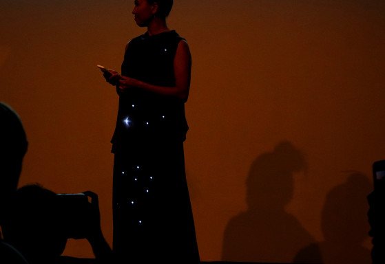 Μόδα και τεχνολογία -Οταν η υψηλή ραπτική γίνεται high tech, το αποτέλεσμα είναι κιτς [εικόνες] | iefimerida.gr 10