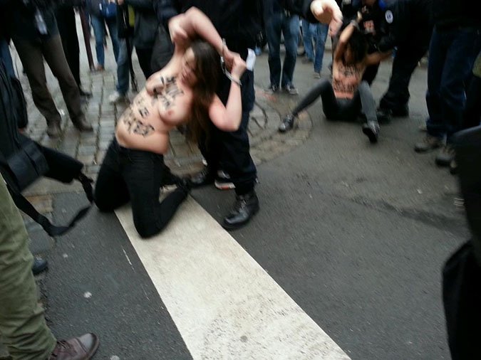 Γυμνόστηθες επιτέθηκαν στον Στρος Καν -Tον αποκαλούσαν μαστροπό [εικόνες & βίντεο] | iefimerida.gr 1