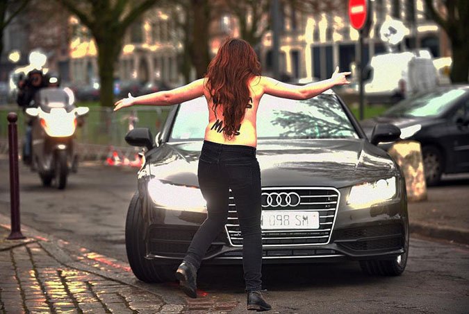 Γυμνόστηθες επιτέθηκαν στον Στρος Καν -Tον αποκαλούσαν μαστροπό [εικόνες & βίντεο] | iefimerida.gr 2