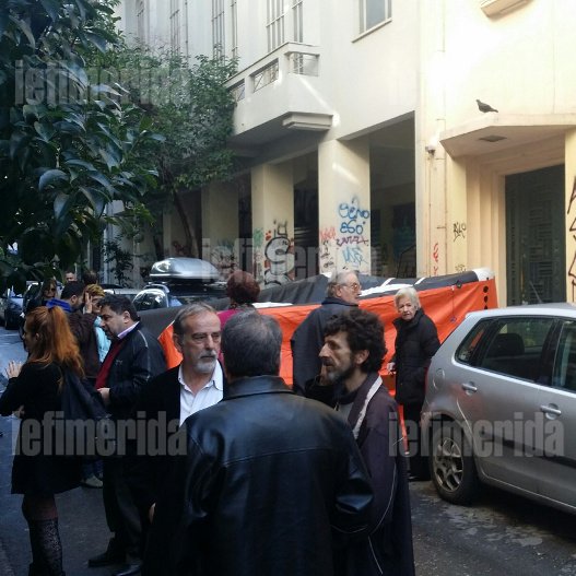 Το στρώμα της Πυροσβεστικής έσωσε 45χρονο στο κέντρο της Αθήνας [εικόνες] | iefimerida.gr 0