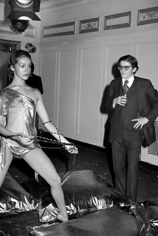 Πώς γιόρταζαν τα Χριστούγεννα στο studio 54 -Νέες φωτογραφίες για το «αμαρτωλό» κλαμπ [εικόνες] | iefimerida.gr 1