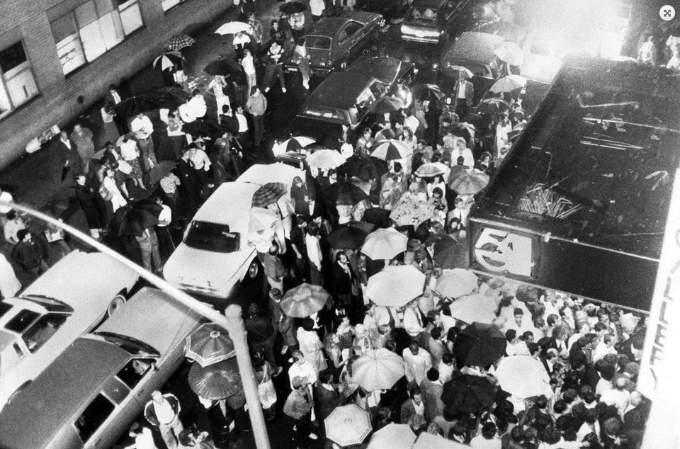 Πώς γιόρταζαν τα Χριστούγεννα στο studio 54 -Νέες φωτογραφίες για το «αμαρτωλό» κλαμπ [εικόνες] | iefimerida.gr 14