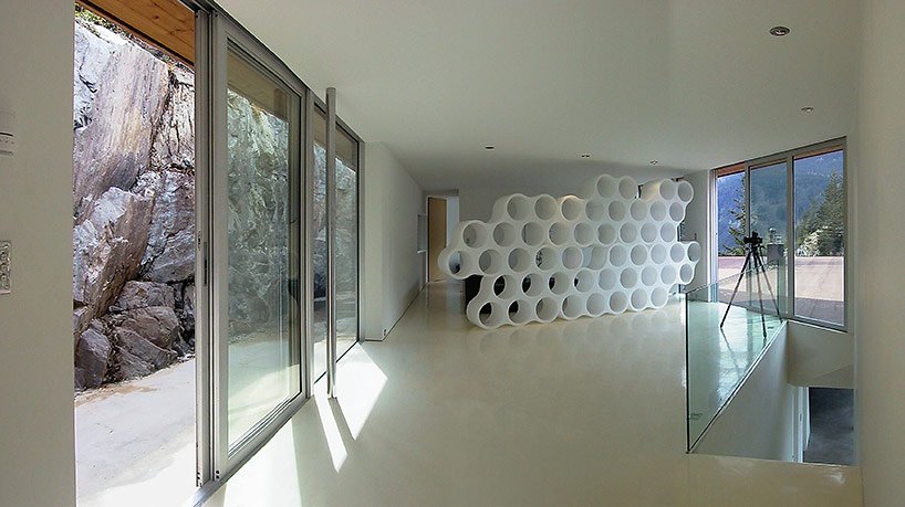 Μοναδικό -Η μίνιμαλ κατοικία που χτίστηκε μέσα σε έναν τεράστιο βράχο [εικόνες] | iefimerida.gr 4